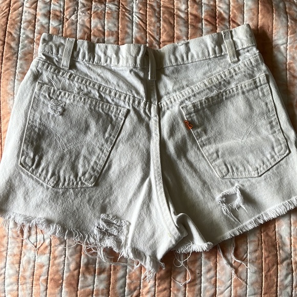 White Levi distressed vintage shorts - Picture 3 of 3